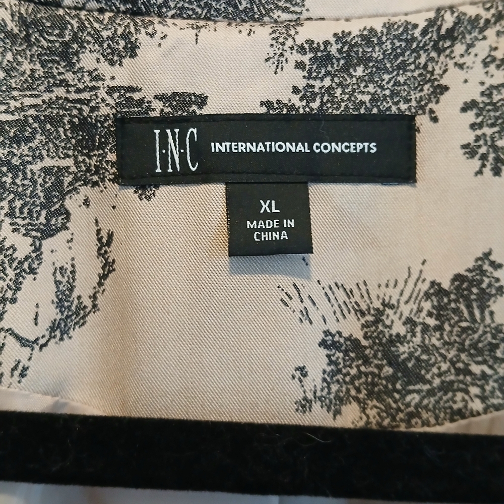 Classic Double-Breasted Trench Coat in Cream and Black Toile Print - Picture 10 of 12